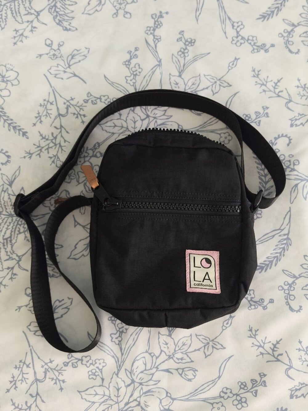 LOLA Mondo Starlight Crossbody, Black